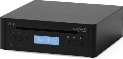 Tangent CD III cd-speler in mat zwart metaal, voorkant met invoersleuf, blauw display en ronde knoppen, 3/4-aanzicht