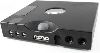 Juodos spalvos Chord Electronics Hugo TT2 garso DAC keitiklis, priekinis vaizdas su mygtukais, rankenėle, lizdais ir indikatoriais