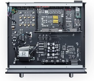 Indvendigt syn af en åben sort Primare PR35 stereo-forforstærker, der viser de elektroniske kredsløb og komponenter