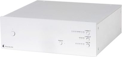 Pro-Ject Phono Box DS2 sølv phono-forforstærker, set forfra, rektangulært kabinet i sølvfarvet metal, knapper og stik på forsiden