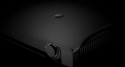 Amplificador hi-fi estéreo Rega Aethos preto, vista de três quartos frontal esquerda, frente com botões e entrada para fones de ouvido, tampa superior