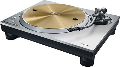 Gramofón Technics SL-1300GE-S, pohľad z uhla, zlatý tanier, strieborné rameno, sivý podstavec, čierne nožičky