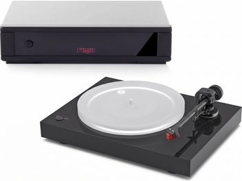 Platine vinyle Rega noire avec plateau argenté, bras de lecture à cellule rouge et boîtier séparé
