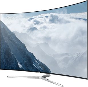 Samsung UE65KS9000 buet TV viser et snedækket bjerglandskab med lave skyer, set forfra