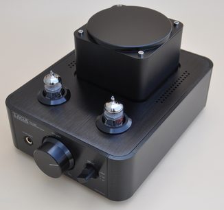Taga Harmony HTA-700B v.2 sort hi-fi rørforstærker, set forfra i fugleperspektiv, 2 vakuumrør, knapper og stik på forsiden
