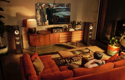Vintage interiør med træmøbler, retro-tv der viser en filmscene, højttalere og hi-fi-udstyr