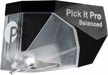 Bunka pro gramofonové desky Pick It Pro Balanced, černé úhlové tělo, průhledný kryt, bílé kruhové logo, perspektivní pohled