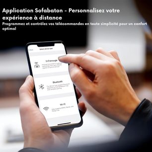 Aplicación Sofabaton X1 en smartphone, mano configurando un mando a distancia hi-fi por infrarrojos, Bluetooth y Wi‑Fi