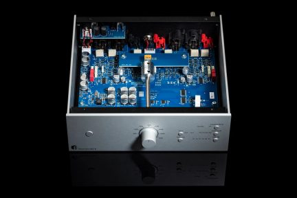 Phono-forforsterker Pro-Ject Phono Box DS3 B sølv, lokket åpent, synlige blå kretser og stor sentral knapp
