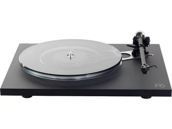 Rega Planar 6 platespiller i matt svart, toppvisning, tonearmen montert, svart vinylplate, rektangulær svart base