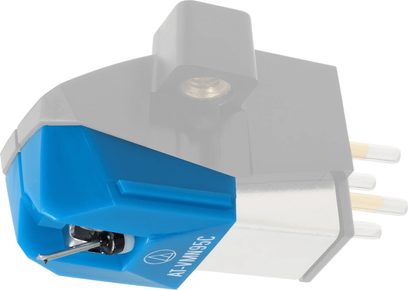 Diamant til pladespiller AT-VMN95C, sort vinklet krop, blå spids, guldbelagte metalforbindelser, set fra siden i perspektiv.