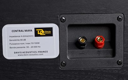 Davis Acoustics Maya 2 sort centralhøjttaler, set forfra og bagfra med tilslutninger, 2 røde og sorte terminaler
