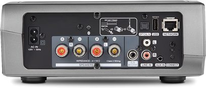 Denon HEOS Amp HS2 sort hi-fi stereoforstærker, set forfra, med tilslutninger og betjeningsknapper på forsiden, 2 tilsluttede højttalere