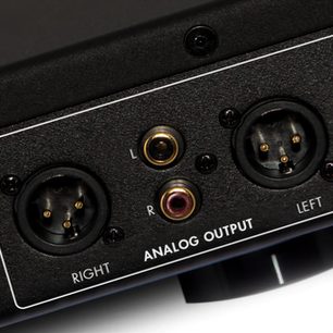 Electrocompaniet ECP-2 MKII phono-forforstærker, nærbillede af bagside, forgyldte RCA-stik til venstre og højre analog udgang