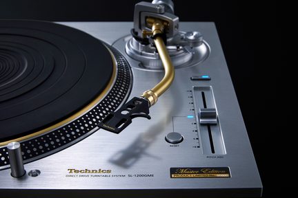 Pick-up Technics SL-1200GME ediție limitată cu braț de lectură auriu și șasiu din aluminiu periat
