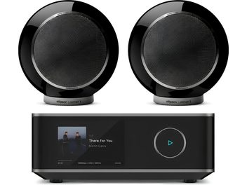 Pár černých reproduktorů Elipson Planet L s černým audio přehrávačem s čelním displejem a podsvíceným kruhovým tlačítkem