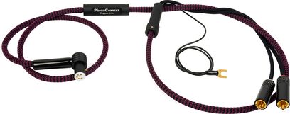 Draufsicht auf ein Thorens PhonoConnect PHC 150 Phonokabel DIN-RCA 1,5 m mit schwarz-violettem, geflochtenem Textilmantel, ausgestattet mit einem abgewinkelten schwarzen 5-poligen DIN-Stecker, zwei schwarzen RCA-Steckern mit vergoldeten Kontakten, einem Massekabel mit vergoldeter Gabelklemme und zwei schwarzen Zylindern, die am Mantel befestigt sind.