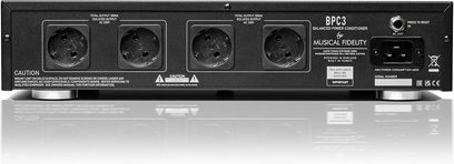 Condizionatore di rete Musical Fidelity BPC 3 nero, vista posteriore, 4 prese di corrente rotonde, 1 presa IEC, 1 pulsante reset, scritte bianche