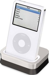 Bílá dokovací stanice iPod Yamaha YDS11, pohled zepředu pod úhlem, LCD displej zobrazující menu, černá základna