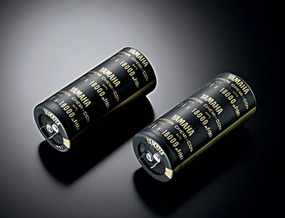 Yamaha RX-V3067 sort hjemmebiografsforstærker, 4 sorte cylindriske elektrolytiske kondensatorer, tæt ovenfra-billede