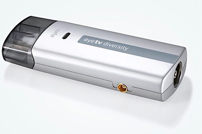 Stříbrný TV tuner Elgato EyeTV Diversity, pohled shora v perspektivě, přední strana s logem a zadní strana s konektory