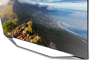 Samsung UE40H7000 buet TV-skærm, der viser et bjerglandskab med vegetation og udsigt over havet