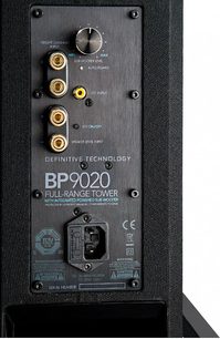 Definitive Technology BP9020 sort gulvhøjttaler, nærbillede forfra af bagpå-stik og justeringer