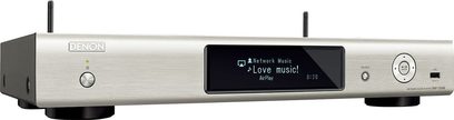 Denon DNP-730AE netværksaudioafspiller i sølv, set forfra, med LCD-skærm der viser "Network Music Love music!", knapper og tilslutninger