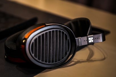 Hifiman Arya Organic ausinės, kairysis profilis, atviras metalinis ir juodos odos ausinių gaubtas, pamuštas lankas, atjungiamas laidas