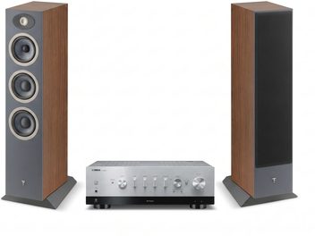 Hi-fi система Yamaha със сребрист усилвател и две подови тонколони Focal в орехов цвят, едната с черна решетка