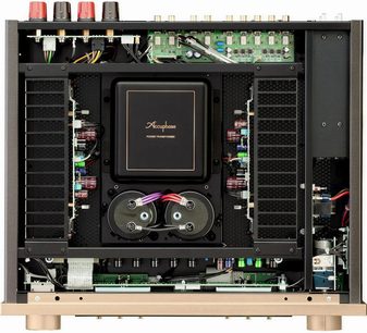 Accuphase E-3000 -stereointegravahvistin, samppanjanvärinen ja musta metallirunko, ylhäältä kuvattuna ilman kantta: keskellä musta, logolla varustettu muuntaja, kaksi pyöreää kondensaattoria, vihreät piirilevyt ja punaiset sekä mustat kaiutinliittimet