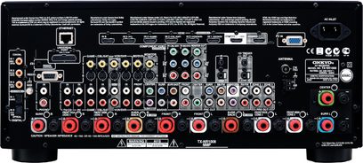 Onkyo TX-NR1008 hjemmebiografsforstærker set forfra, mange stik og knapper på den sorte front, digitalt display i midten