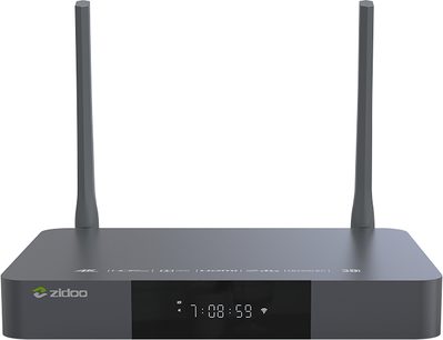 Zidoo Z9X mat sort multimedie-afspiller, set forfra, med to lodrette antenner på siderne og et frontpanel med LED-display