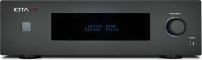 Integrerad stereo hi-fi-förstärkare IOTAVX SA40 matt svart med front i aluminium, sedd framifrån, rektangulär bakgrundsbelyst central display, fyrkantig standby-knapp till vänster, stor volym-/menyratt med ring till höger, hörlursuttag under