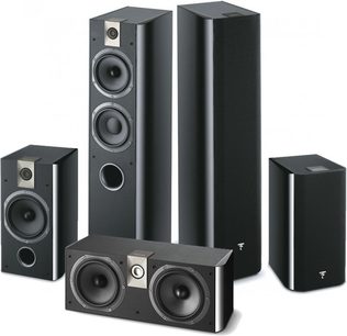 Pakke med Focal Pack 716 5.0 sorte søjlehøjttalere bestående af 5 sorte højttalere i forskellige størrelser, set forfra