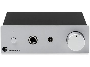 Preamplificador de auriculares Pro-Ject Head Box E plateado, vista frontal con salida de auriculares en el frontal y gran botón de volumen