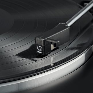 Giradischi Audio-Technica, primo piano sulla testina ATN3600L nera su disco nero lucido