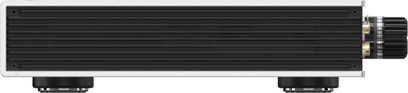 Matrix Audio Element P2 zilverkleurige aluminium eindversterker, volledig zijaanzicht, zwart zijpaneel met horizontale koelribben, twee vergulde luidsprekerterminals met zwarte draaiknop, zwarte cilindervormige voetjes