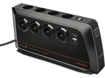 Czarna listwa zasilająca Audioquest PowerQuest 3 z 4 gniazdami sieciowymi, 2 portami USB, widok z przodu