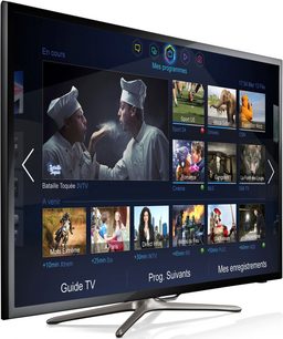 Samsung UE32F5500-fjernsyn, der viser en TV-guidemenu med miniaturebilleder af igangværende og kommende programmer