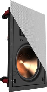 Schwarzer Klipsch PRO-18-RW Wandeinbaulautsprecher mit teilweise abgenommenem weißem Gitter und sichtbarem kupferfarbenem Lautsprecher
