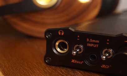 Convertisseur audio DAC iFi Audio Micro iDSD black Label, vue de face rapprochée, entrée 3.5mm, boutons, connecteurs dorés