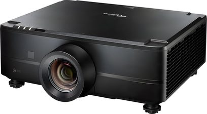Videoproiettore Optoma UHZ78LV nero, grande obiettivo centrale e griglia di ventilazione laterale, vista a tre quarti