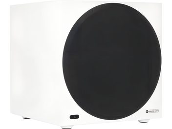 Monitor Audio Vestra W12 žemų dažnių kolonėlė, baltas kubo formos korpusas su lygiu paviršiumi, priekyje apvali juoda audinio grotelė, subtili indikacinė lemputė ir logotipas apatiniame dešiniajame kampe, pastatyta ant keturių kojelių, vaizdas iš kairės priekinės pusės trimis ketvirčiais