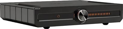 Integreret stereo hi-fi forstærker Roksan CASPIAN 4G, set fra en vinkel, sort rektangulært kabinet, cirkulær central knap, orange lysindikatorer
