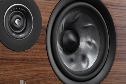 Diffusore centrale Polk Audio R300 in noce, vista frontale ravvicinata, altoparlante circolare nero opaco in cabinet di legno scuro