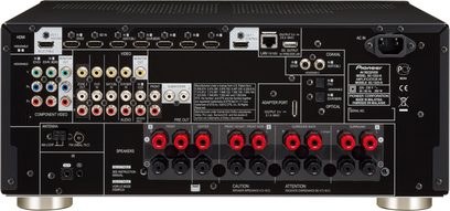 Forside af en sort Pioneer SC-1223-K hjemmebiografsforstærker med mange stik, knapper og røde lysende indikatorer