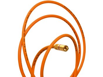 Oranžový RCA audio kábel Van den Hul The Tide s ohybným plášťom a pozláteným RCA konektorom, zobrazený v detailnom zábere
