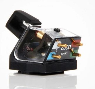 Rega Ania MC vinylpladespiller, set ovenfra, sort kabinet, gennemsigtig tonarm, diamantspids, rød/blå/grøn kabling