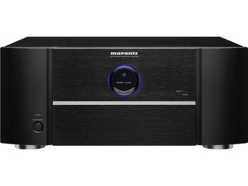 Černý vícekanálový výkonový zesilovač Marantz MM7055, pohled zepředu, uprostřed modře podsvícené otočné tlačítko